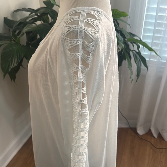 Elegant White Women's Blouse with Lace Accents - Picture 4 of 5